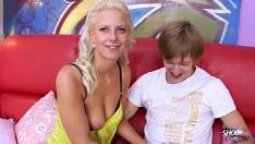 Riproduci La bionda adolescente Nathaly Cherrie ha messo a terra il grande Sashay come la sua più grande rabbia
