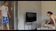 再生 若者は1つのタンタリス古い陶器の瓶を愛していました