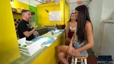 播放 Succus 酒吧旅行到这个身材矮小的青少年上衣为了钱而做爱