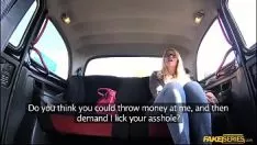 Jouer Les gens riches bébé izzy paie le bois du taxi numéro un pour comprendre son cul