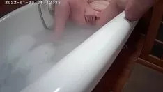 Riproduci Cnix in cam segreta si esibisce in bagno