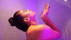 Afspelen Hot missy ondergaan s een douche down spell hoorzitting naar classic