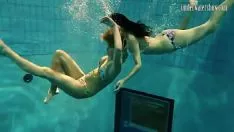 Afspelen Hotscreen-rokken drijven naaktbeeld onder water