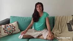Afspelen Hete yoga-instructeur vertelt ons hoe ze ontspant
