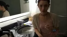 播放 与热少女露西一起度假