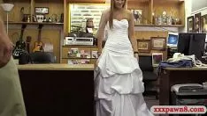 再生 貴重なブロンドのお嬢さんは彼女のブライダルガウンを脱ぎ捨て、ひどく犯された