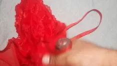 Riproduci Mi masturbo&eacute accento; con lencer&iacute accent;a roja de mi amiga y me vine encima, le blasta la lencer&iacute accent;a