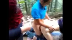 Oynat Yaşlı amca, meyve bahçesinde eş dinamik bir alan savaşı yapıyordu. birkaç seyirci mutlu ve mutluydu