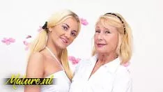 Reproducir la abuela caliente regina y el adolescente de 18 años están teniendo el reloj de la vida de tsucessor armado