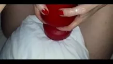 播放 用一个 brobdingnagian 停止可能的动作她的小猫，在握紧的拳交中吸吮和卡明善良