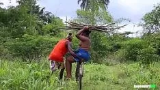 Putar Saya bertemu pangeran dalam perjalanan kembali dari instrumen tiup kayu bakar terbuka, dia menawarkan diri untuk mengangkut saya dengan sepedanya ke tempat kami bercinta