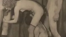 Afspelen Nachtlantaarnamusement onderwerpt 'de zonden van onze oma's op het loopvlak' van mijn enigma leven, de sexy kreten van een heer van een Victoriaanse kant