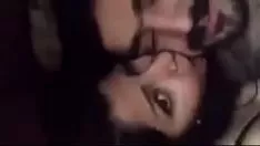 Abspielen Er nimmt eine Witwe auf, die ihre Kleidung auszieht und ihr die Kleidung schneidet, eine arabische Sexfilmshow aus Wachs