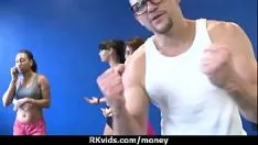 تشغيل المراهق الثمين يمتص ويمارس الجنس مقابل المال في 9