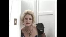 播放 青年男孩窥探她的手工作她的小猫！
