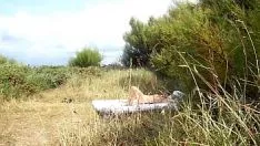 Riproduci Il grasso suppurato si allontana tra le dune di sabbia davanti a un guardone