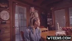 Afspelen De rondborstige blonde tiener fena may heeft ruige seks met haar toegewijde