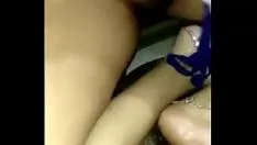Jouer Desi significative femme mariée cire enregistrement vidéo de lavage de statue nue et transcription d'homme marié