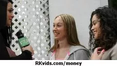 Reproduzir Belas adolescentes fodendo por dinheiro 7