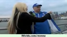 تشغيل يسكب المال الفاصوليا عليه هذا الطفل الحار 3