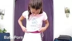 Odtwórz Cenna, miękka, niedoświadczona nastolatka w swoim porno numer 1