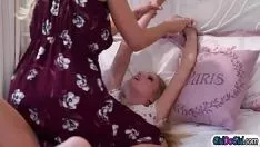 चलाएँ सुनहरे बालों वाली किशोरी सामने बैठती है और उसे fucks के साथ dildo