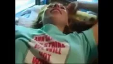Abspielen 18-jähriger Jugendlicher spielt auf dem Bett, aufgenommen mit Icall