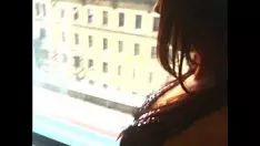 Reproducir Nyli summertime se suelta ante un cristal para todos sus fans en nyc.