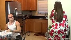 播放 麦迪辛·李在《我真的需要一个b》中。踩儿子。妈妈让她的儿子饱和了她。skim offpie