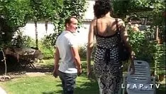 Riproduci Una non professionista francese si fa scopare il culo in giardino dopo un lavoro sperperato