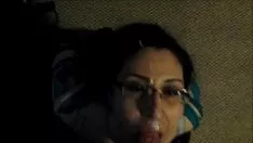 Oynat Gözlüklü Missy sinirsel bir yüz bakımı elde ediyor