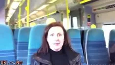 Играть Растущая милфа получает нерв на лице