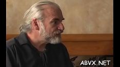 Oynat Kadınlık, profesyonel olmayan tırıslarda ağır kölelik seksini dışarı çıkarır