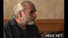 Oynat Kadınlık, profesyonel olmayan tırıslarda ağır kölelik seksini dışarı çıkarır
