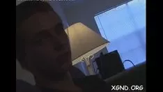 Reproducir La falda pone sus agujeros en la pantalla en una sentada expresada.