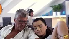 Reproducir Pappa4k. ¿Prefieres al procesador de datos oa tu chica? ¿y ella?