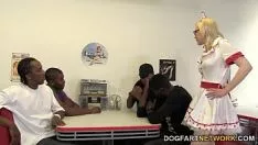 Abspielen Creesety spielt falsche Lieben und eine rassistische Bande