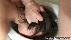 播放 快乐的黑发吸进厕所