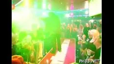 播放 金发女郎吸着刑警并从变黑的刑警身上取下背影