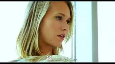 Jouer Rage-hd - la chaude adolescente blonde Dakota James est assise sur le détective de son homme