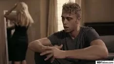 Reproducir Esta mujer casada engañó a flim-flameó para tener sexo con su hijo de la banda de la región desconocida