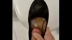 播放 当我妻子不在的时候，我穿着高跟鞋射精