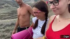 Reproducir Chicos recogieron a dos chicas en las montañas y se las follaron allí