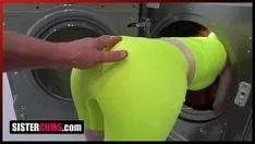 Riproduci Sistercums.com cosa stai facendo fratello? non in lavanderia!