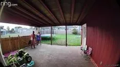 Riproduci Parte 1. la moglie in pieno giorno nel portico sul retro succhia e scopa una torta alla crema mentre le auto passano
