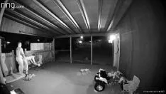 Redare Soția îmi ia pula din spate, pe veranda din spate, cu poarta deschisă, pentru ca oricine să o privească cum devine crema