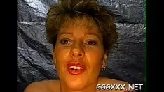 Abspielen Ausgeprägter Gang-up-Span mit bösen Hotties mit einer Menge Sperma