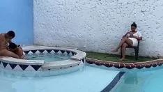 Jouer Je vais à la piscine avec ma femme et je suis tellement négligée au téléphone portable qu'elle ne se rend pas compte que j'ai baisé sa demi-soeur en sa présence