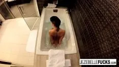 تشغيل أفلام jezebelle المثيرة هي نفسها وهي تستحم