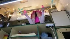 Putar Alice menggoda bos dengan pantat seksinya di tempat kerja